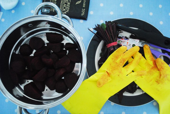 keeping my fingers stain free, and getting messy!